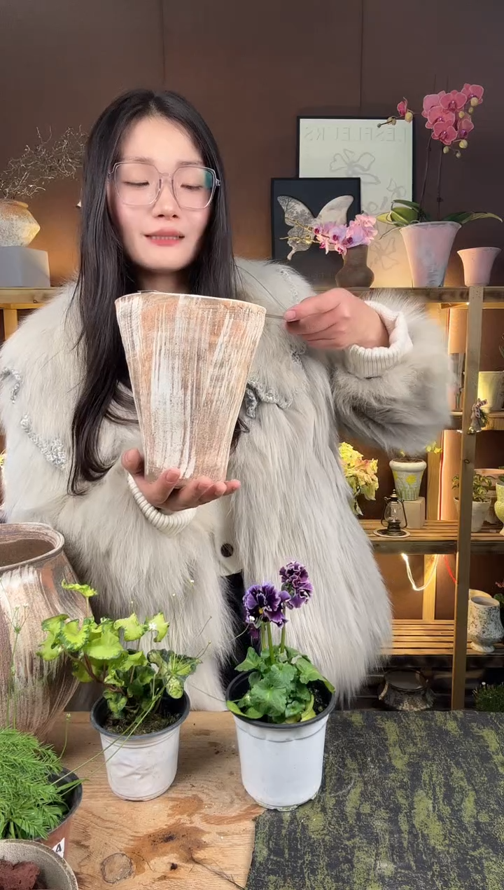 以实际为准编号457  景德镇手工花盆       异型口  16.5高20