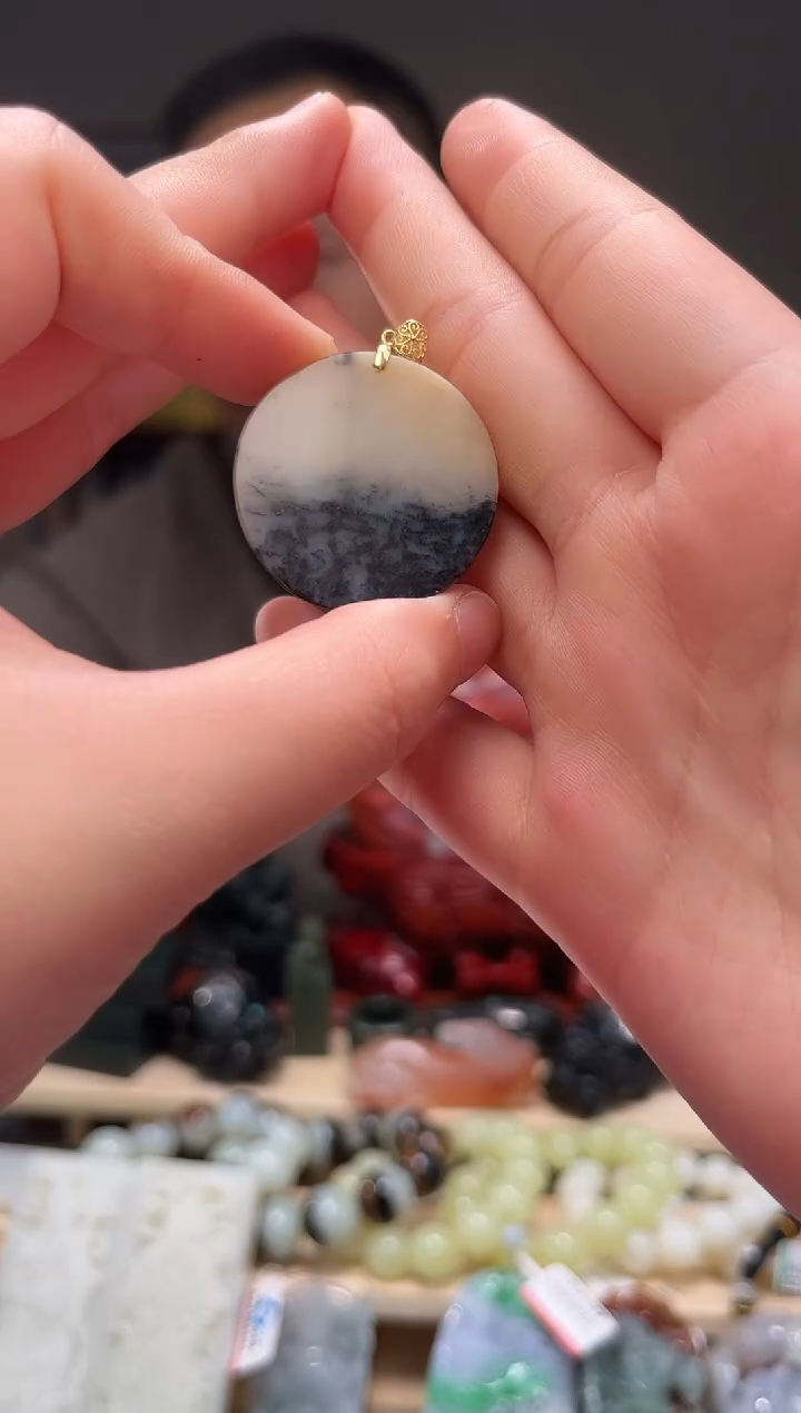 颈饰18K金镶嵌和田玉吊坠