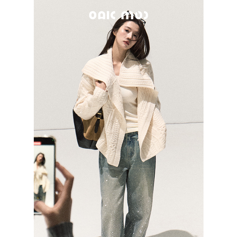 OAKMOO/万新绵羊毛绞花慵懒感不对称翻领毛衣开衫