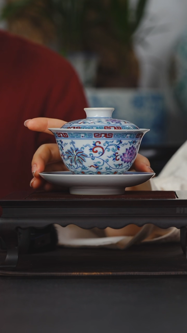 【闪购商品】涂杏花斗彩缠枝莲撇口盖碗