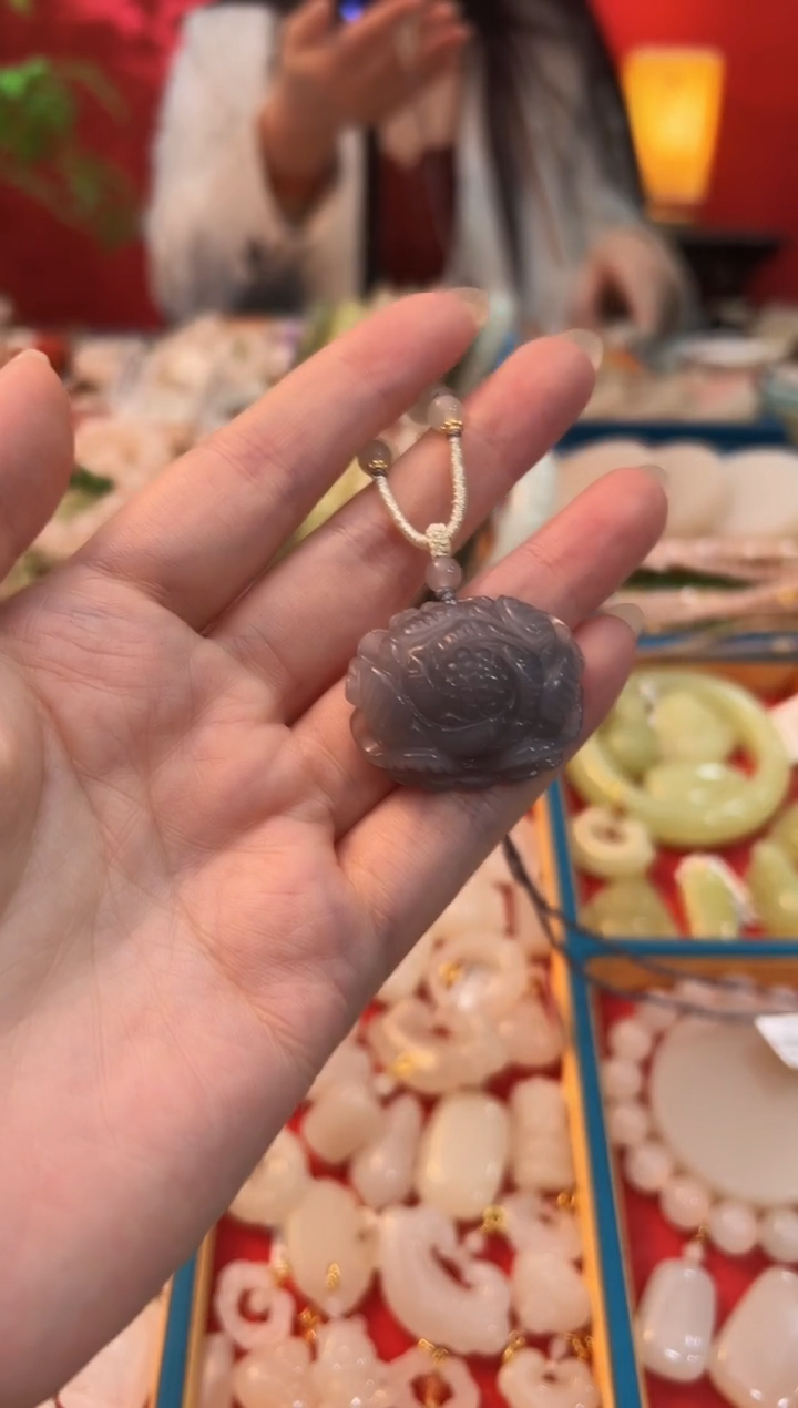 【闪购商品】和田玉吊坠未镶嵌烟紫精雕牡丹花