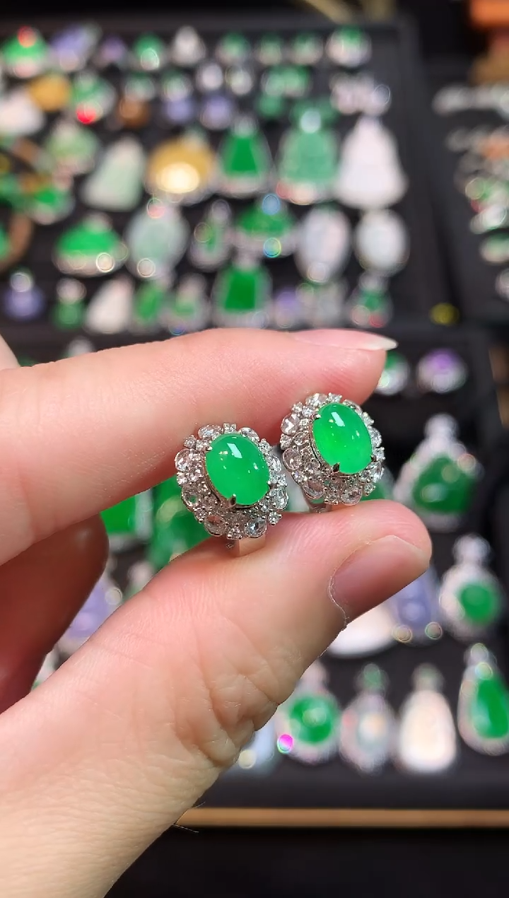 18K金镶嵌翡翠耳饰满绿甜阳绿蛋面