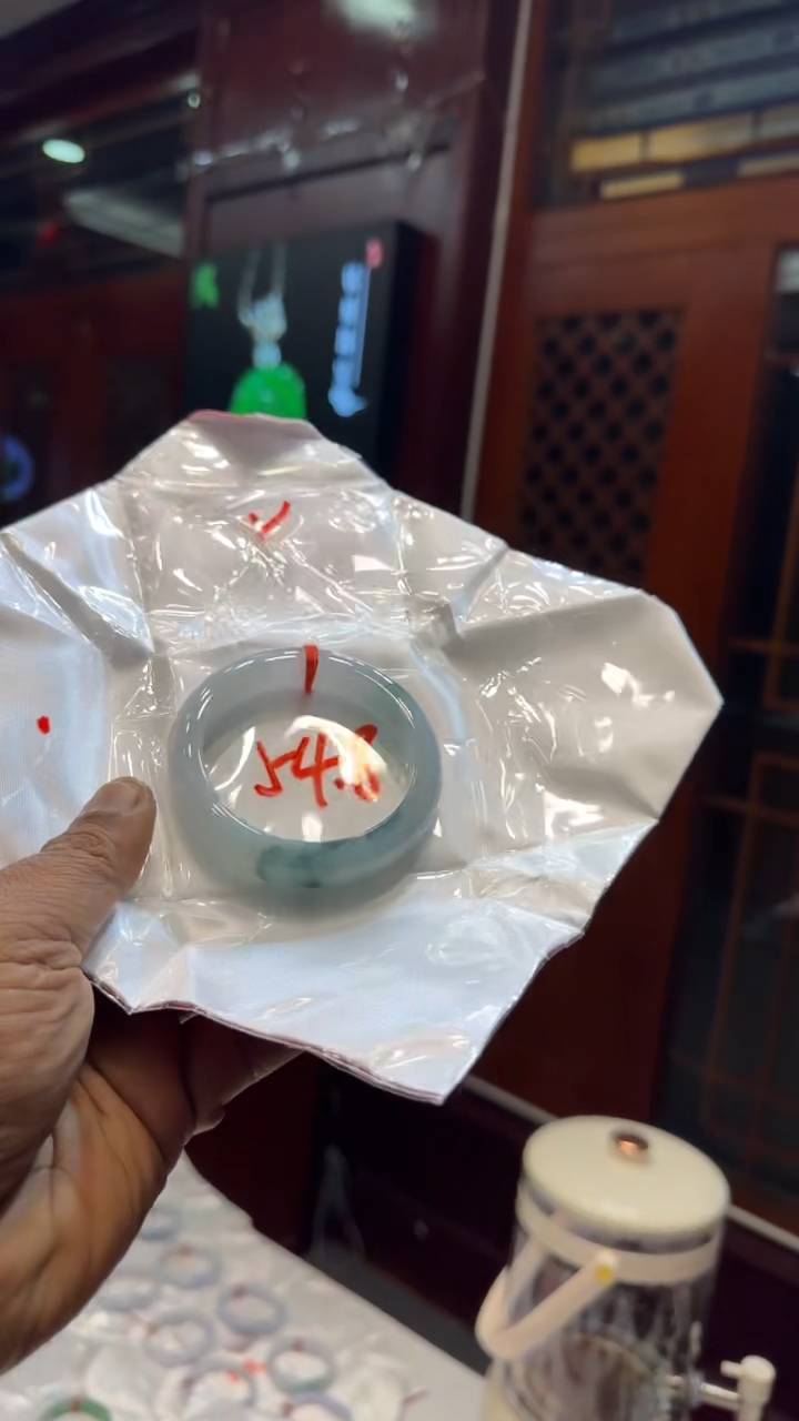 未镶嵌手镯翡翠手镯包容价
