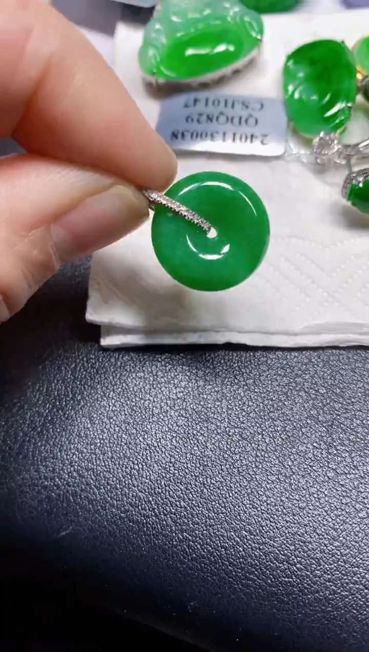 颈饰18K金镶嵌翡翠扣