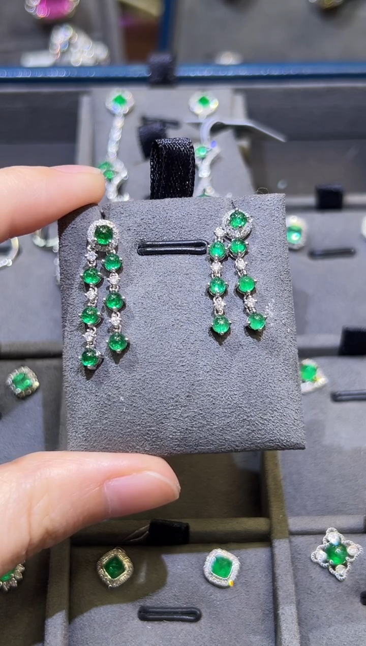 【闪购商品】祖母绿耳饰18K金镶嵌1.69ct