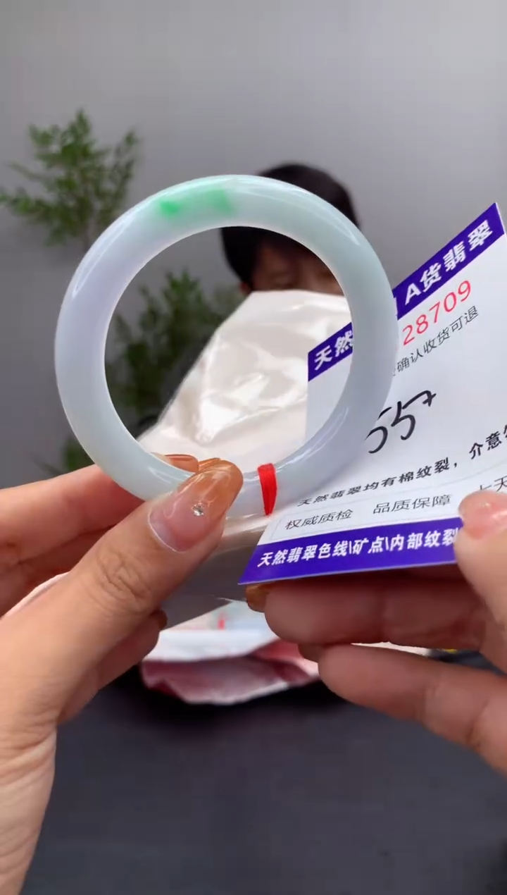 未镶嵌手镯翡翠有纹，完美者勿拍