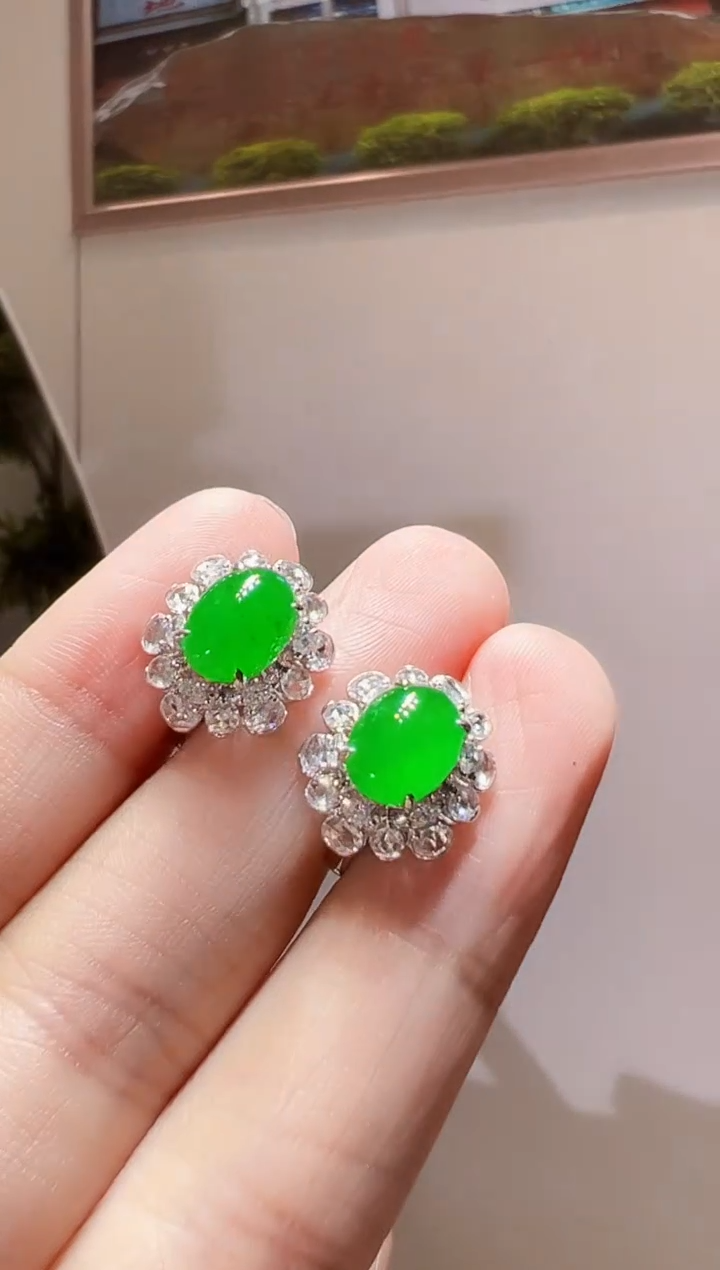 18K金镶嵌翡翠耳饰蛋面