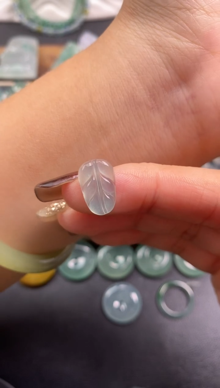 颈饰未镶嵌翡翠叶子