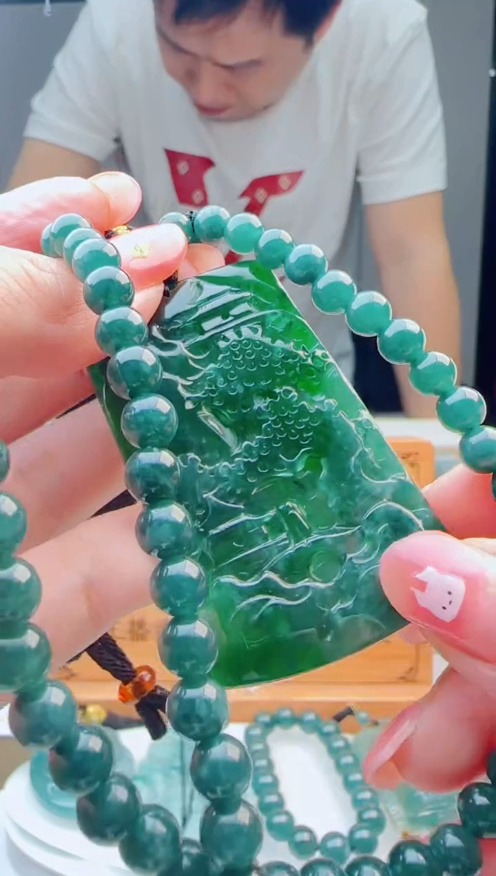 翡翠未镶嵌颈饰多样性发货其中一件