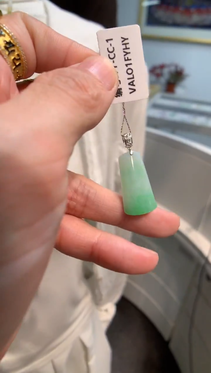 颈饰18K金镶嵌翡翠无事牌