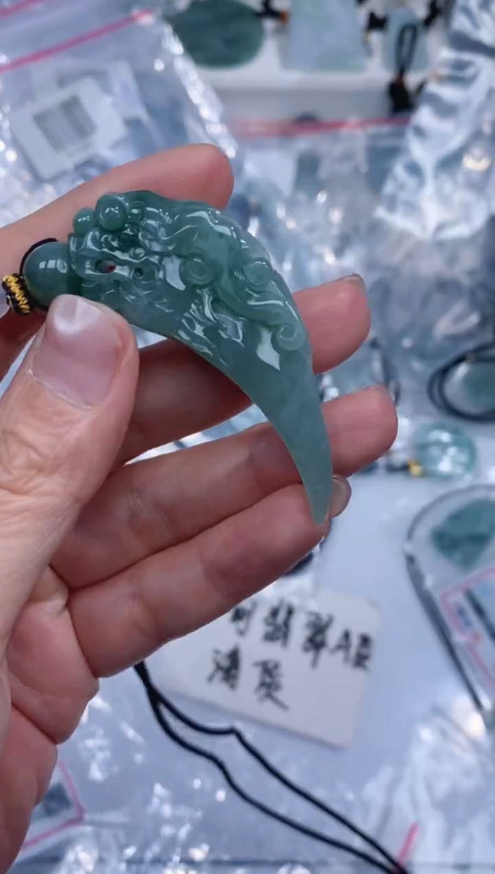 颈饰未镶嵌翡翠吊坠