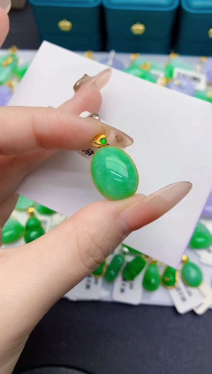 颈饰18K金镶嵌翡翠缅甸天然翡翠A货