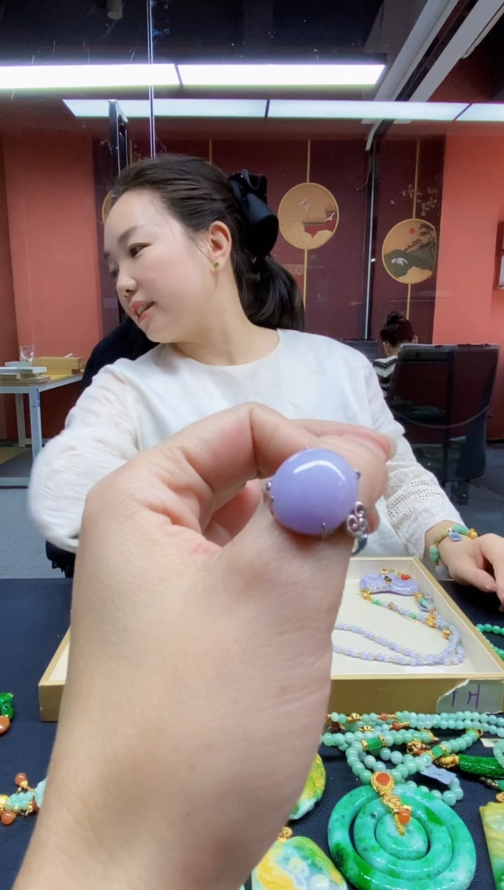 颈饰未镶嵌翡翠戒指