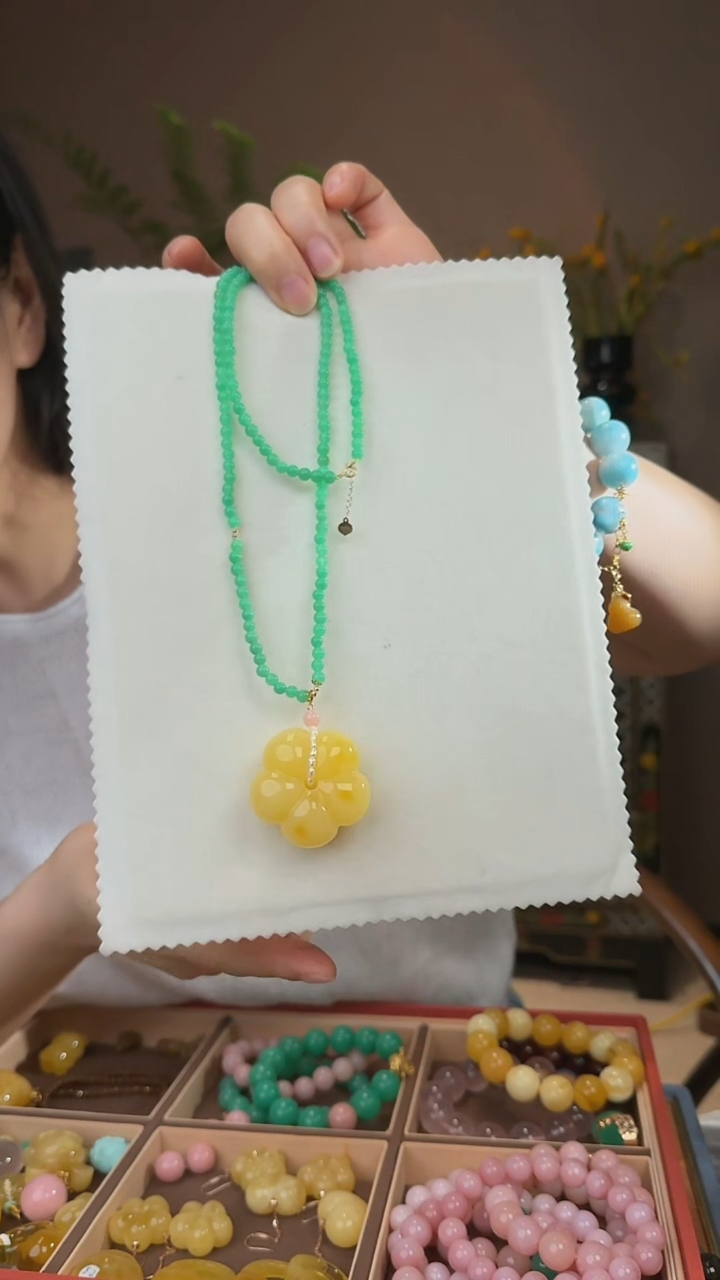 蜜蜡吊坠(赠链)18K金镶嵌天然蜜蜡小花吊坠赠项链