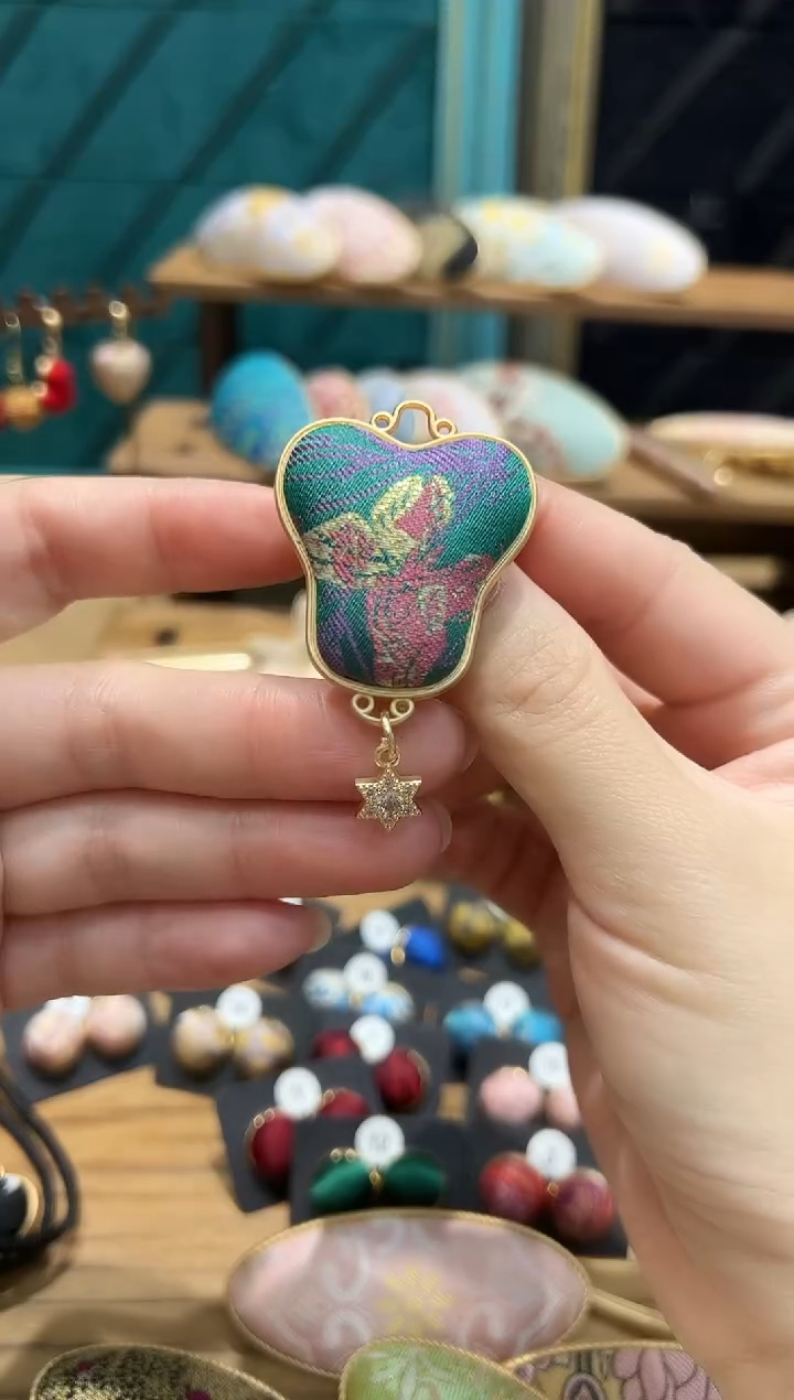 【闪购商品】【一物一拍车2.3】绿紫金芭蕉胸针