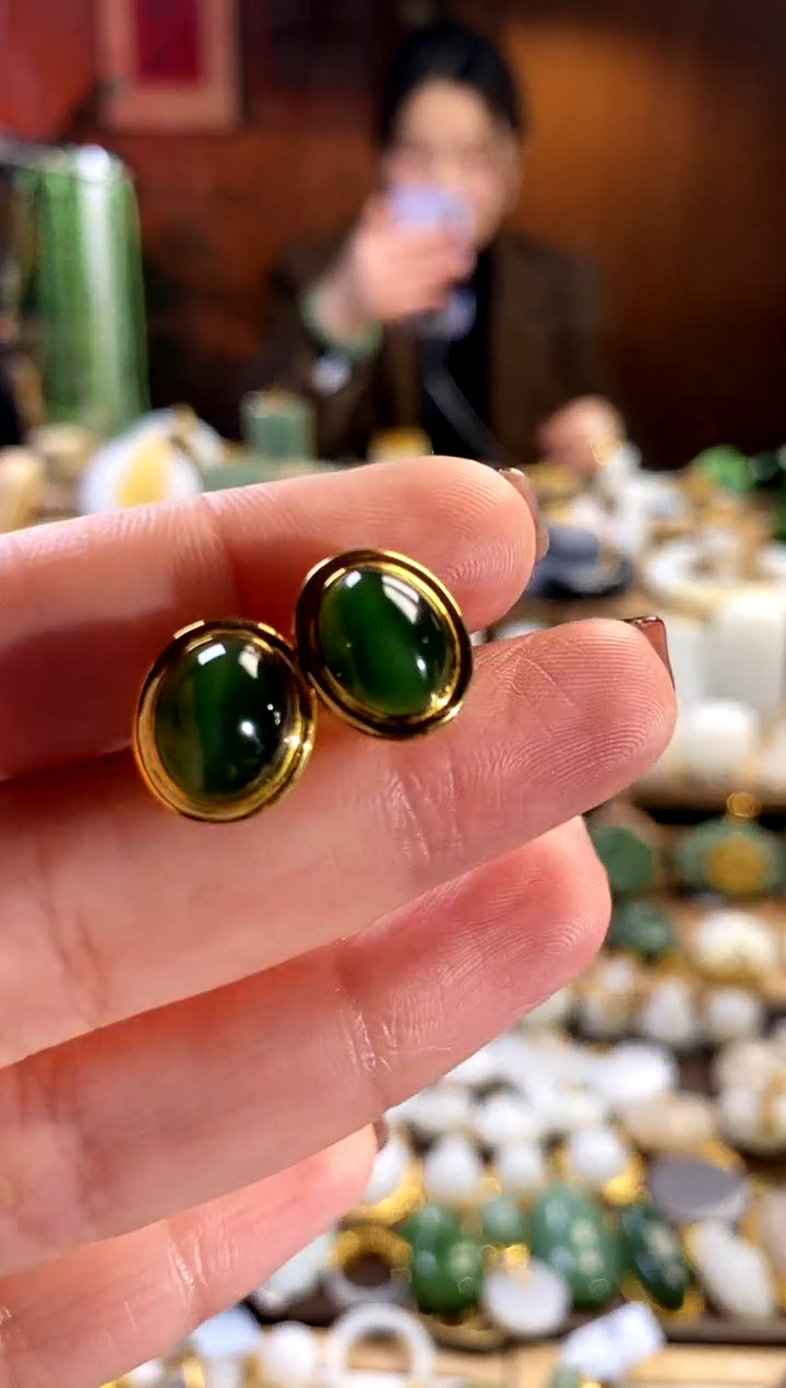 【闪购商品】和田玉耳饰18K金镶嵌。