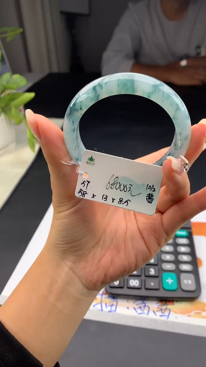 【闪购商品】翡翠手镯未镶嵌 #情人节#送礼，下单联系客服核对地址~