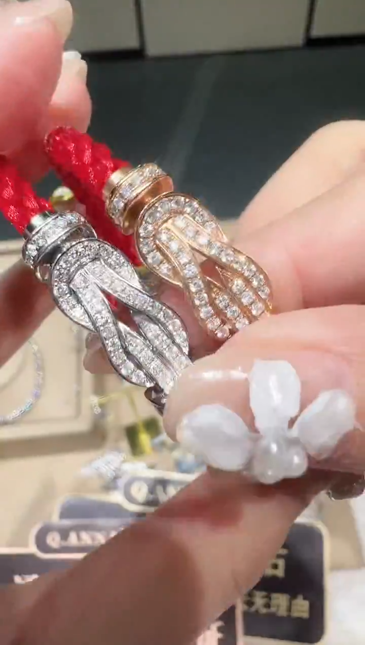 18K金镶嵌吊坠钻石大号8字多样性发其一