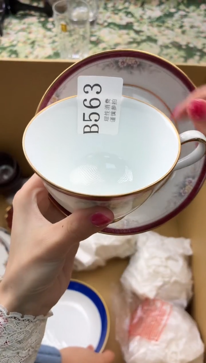 瓷片大**人       B563