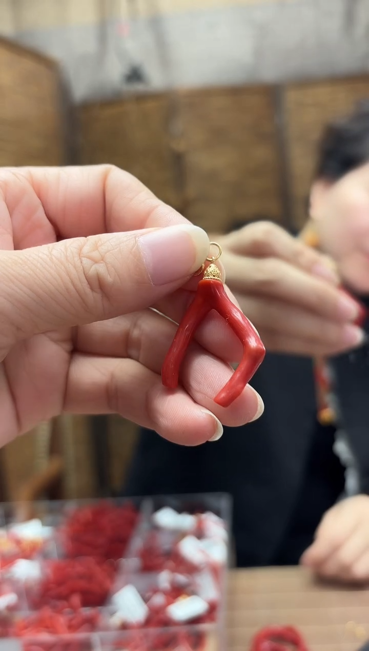 颈饰未镶嵌南红玛瑙一物一图树杈