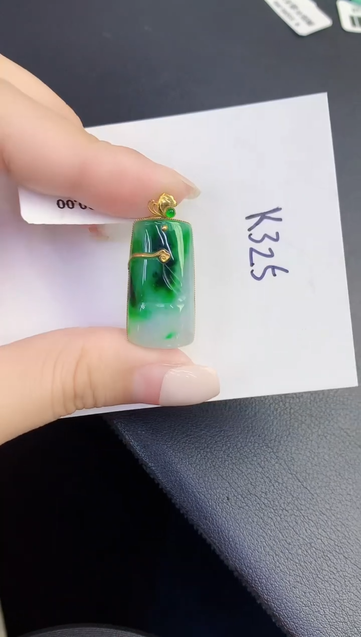 颈饰18K金镶嵌翡翠缅甸天然翡翠A货