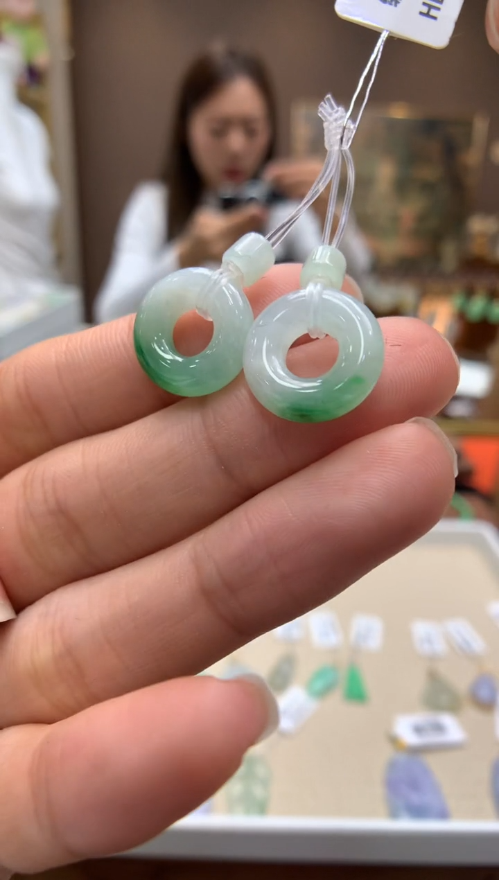 【闪购商品】翡翠颈饰未镶嵌甜甜圈一对