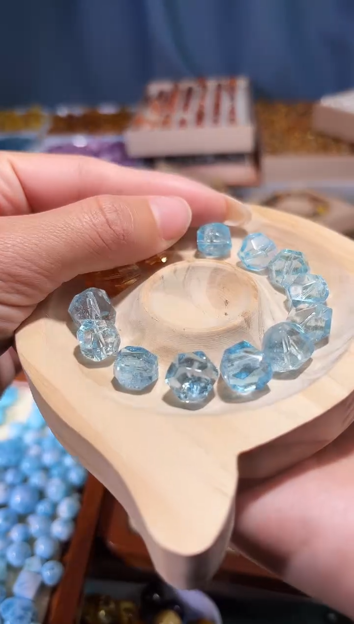 托帕石裸石L95蓝托帕随形切面一颗