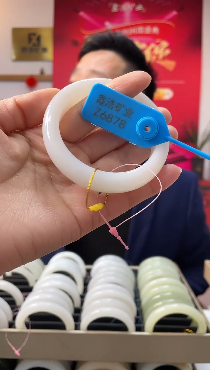 【闪购商品】和田玉手镯未镶嵌白玉Z6878圈口54