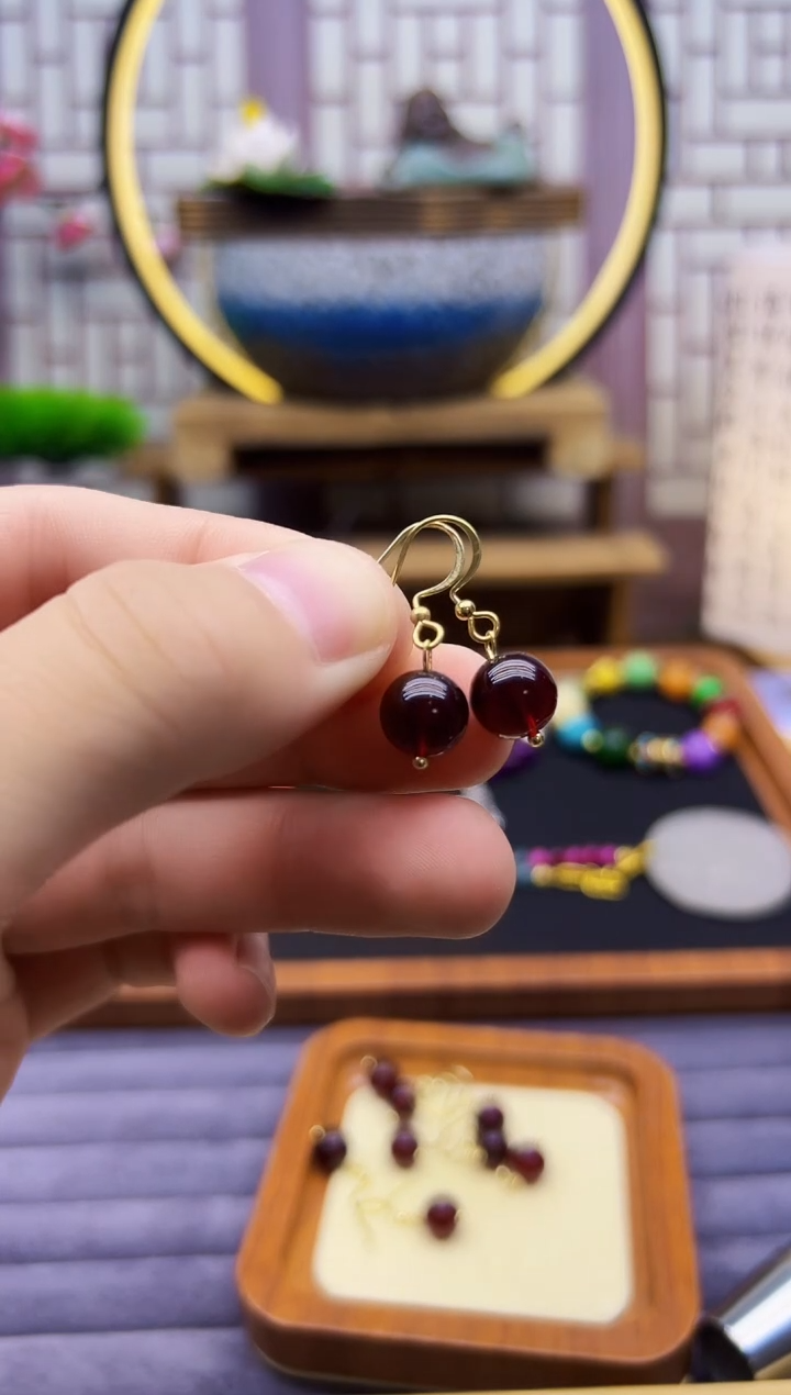 14K金镶嵌血珀耳饰E29