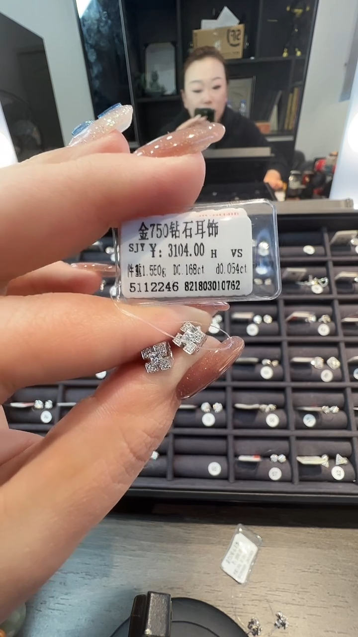 18K金镶嵌耳饰钻石天然真金真钻