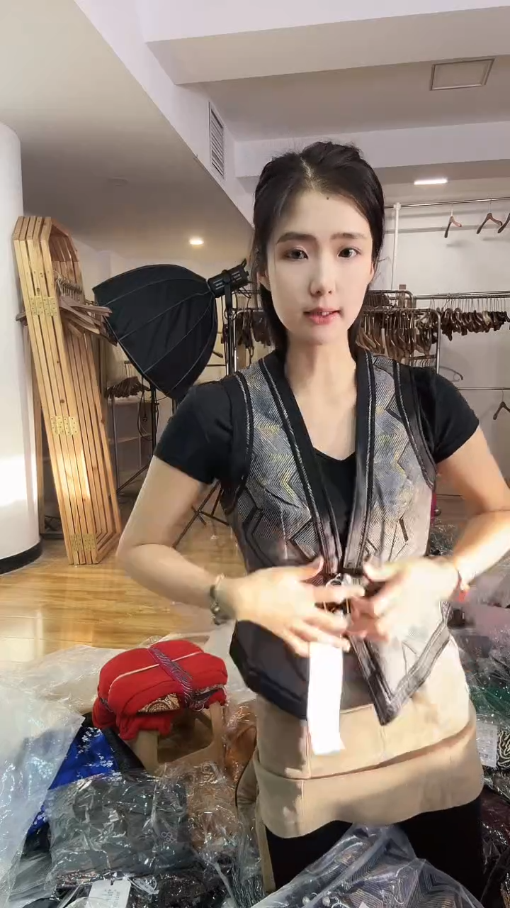 马甲       M码       80-105斤