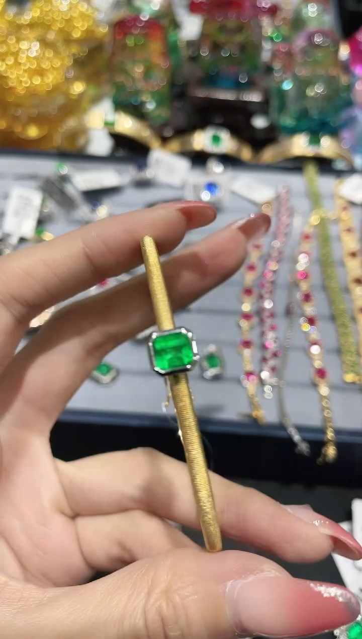 18K金镶嵌手镯祖母绿手镯