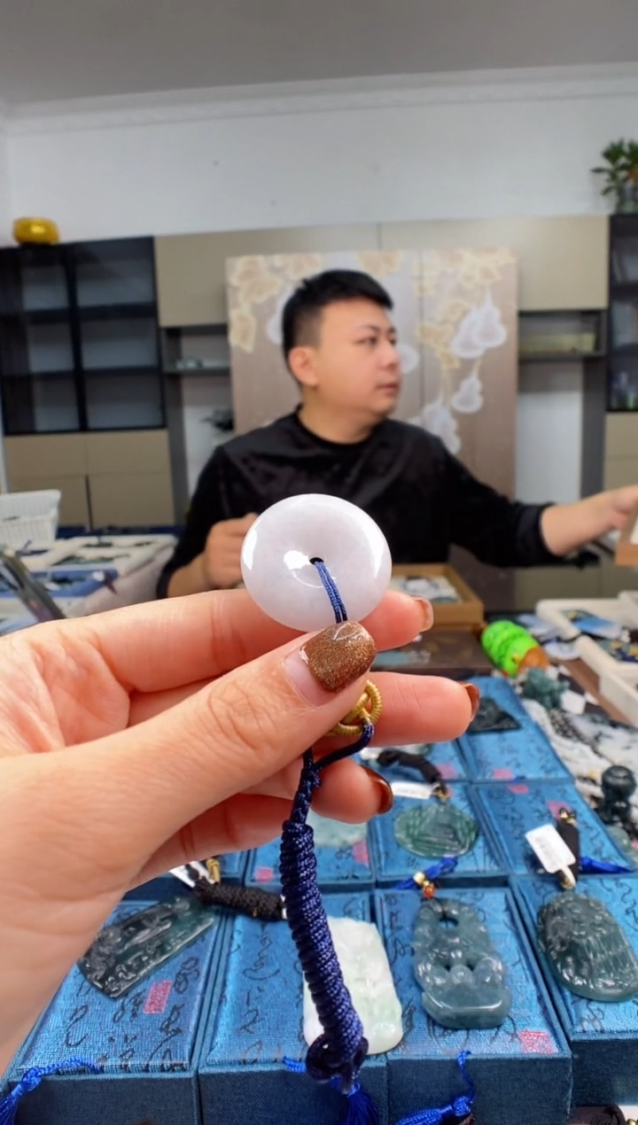 颈饰未镶嵌翡翠张***. 多样性发其一