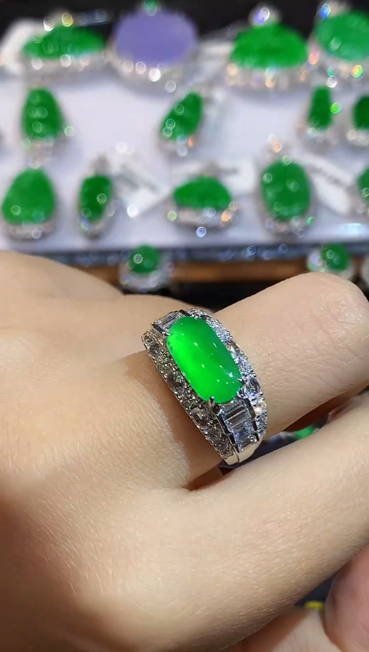 18K金镶嵌戒指翡翠哦****3多样性发其一