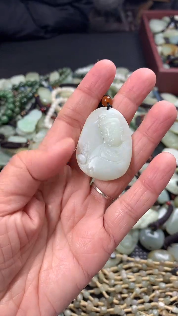 颈饰未镶嵌和田玉（多样性发一件）没有证书有瑕