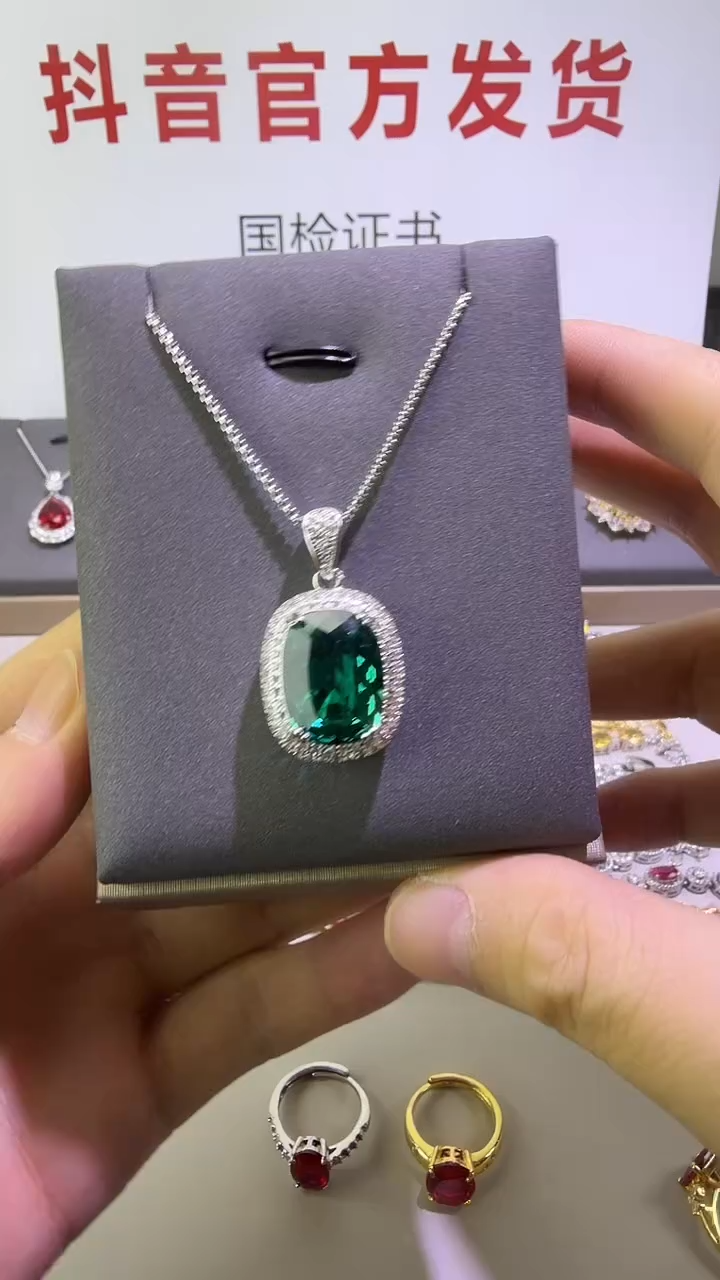 吊坠(赠链)18K金镶嵌祖母绿002