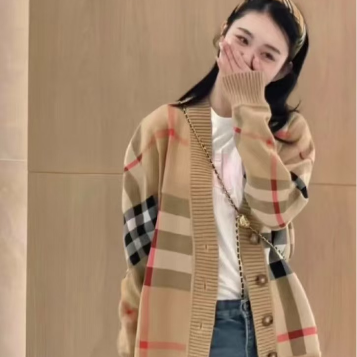 99新 BURBERRY/博柏利 潮奢豆 严选/棕色格纹V领长袖外套/H13541