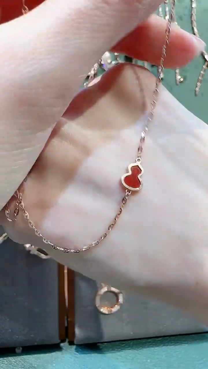 【闪购商品】玛瑙/玉髓颈饰18K金镶嵌18K金葫芦项链