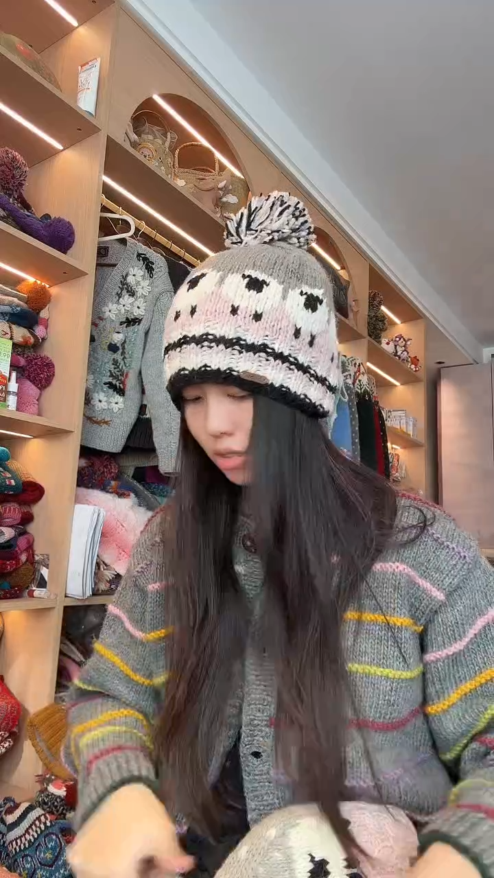 羊毛粉灰小羊黑边帽