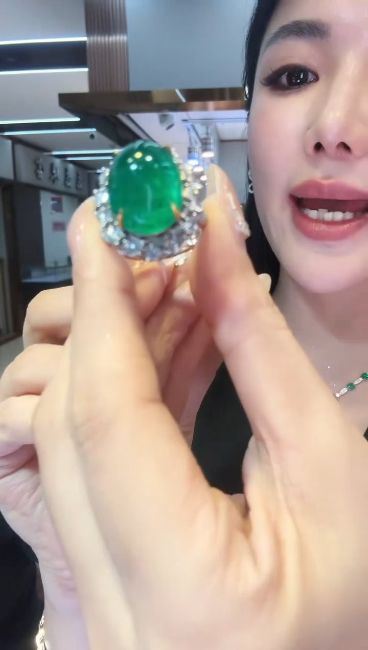 18K金镶嵌戒指祖母绿13.34ct