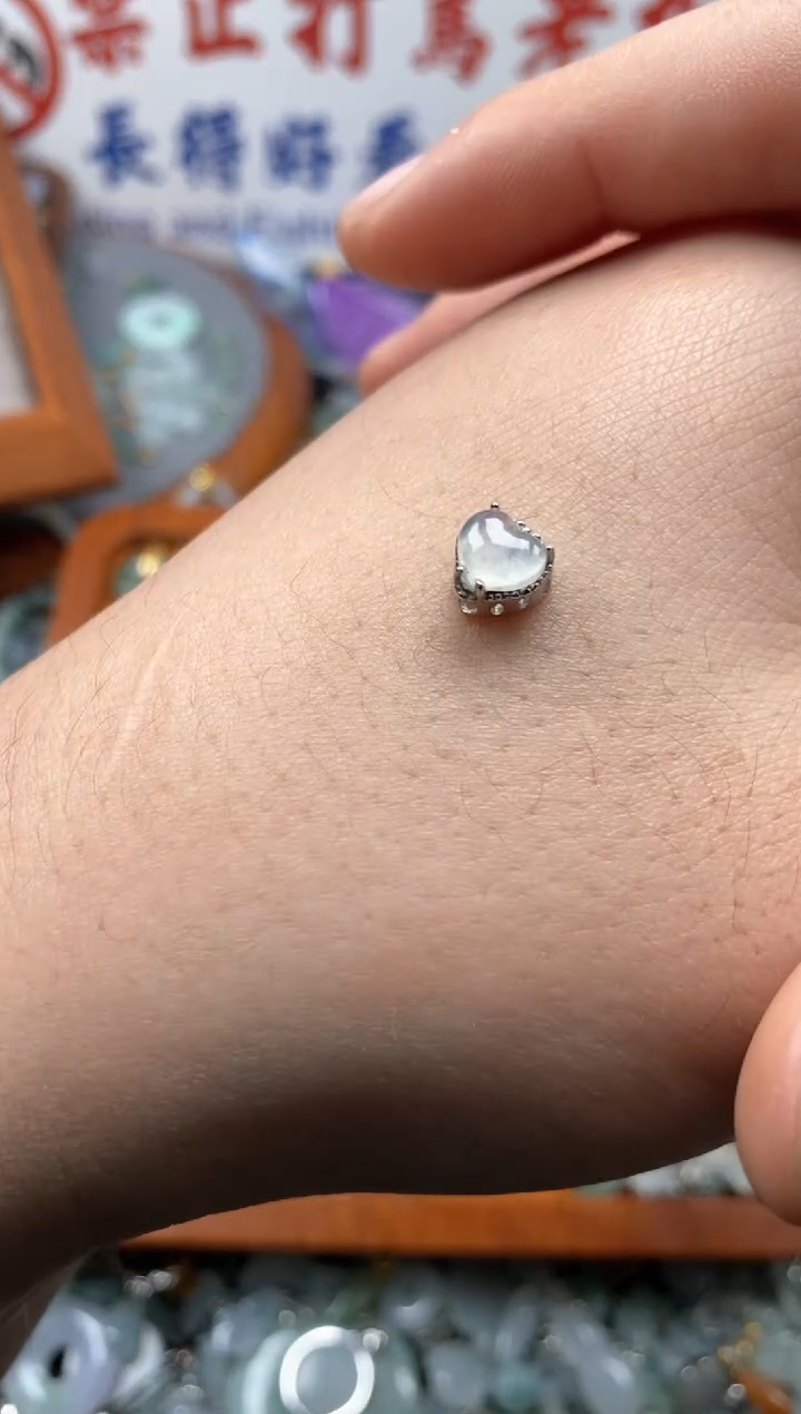 【闪购商品】翡翠颈饰未镶嵌哥哥