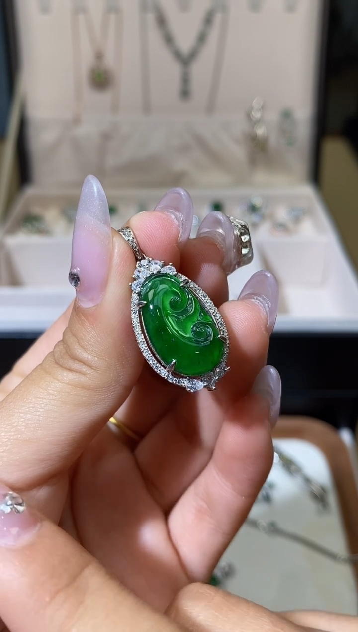 【闪购商品】翡翠吊坠(不含链)银S925镶嵌天然A货翡翠（多样性发一）