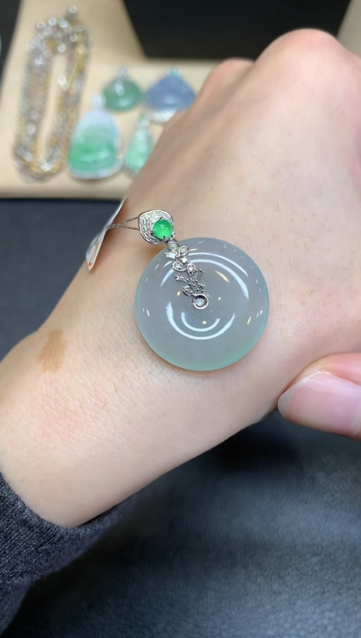 【闪购商品】翡翠颈饰18K金镶嵌平安扣【无服务费】