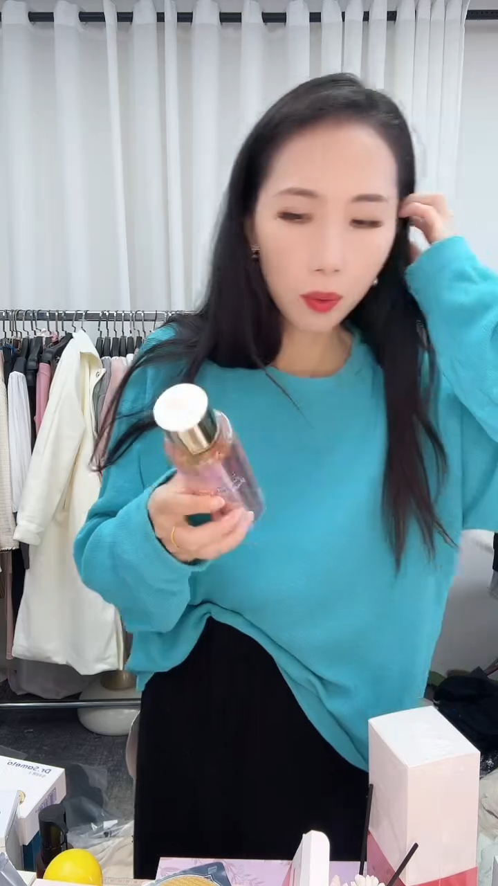 新款时尚香水喷雾给2瓶