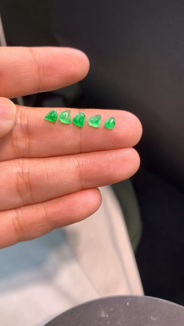 翡翠未镶嵌颈饰莲蓬5个