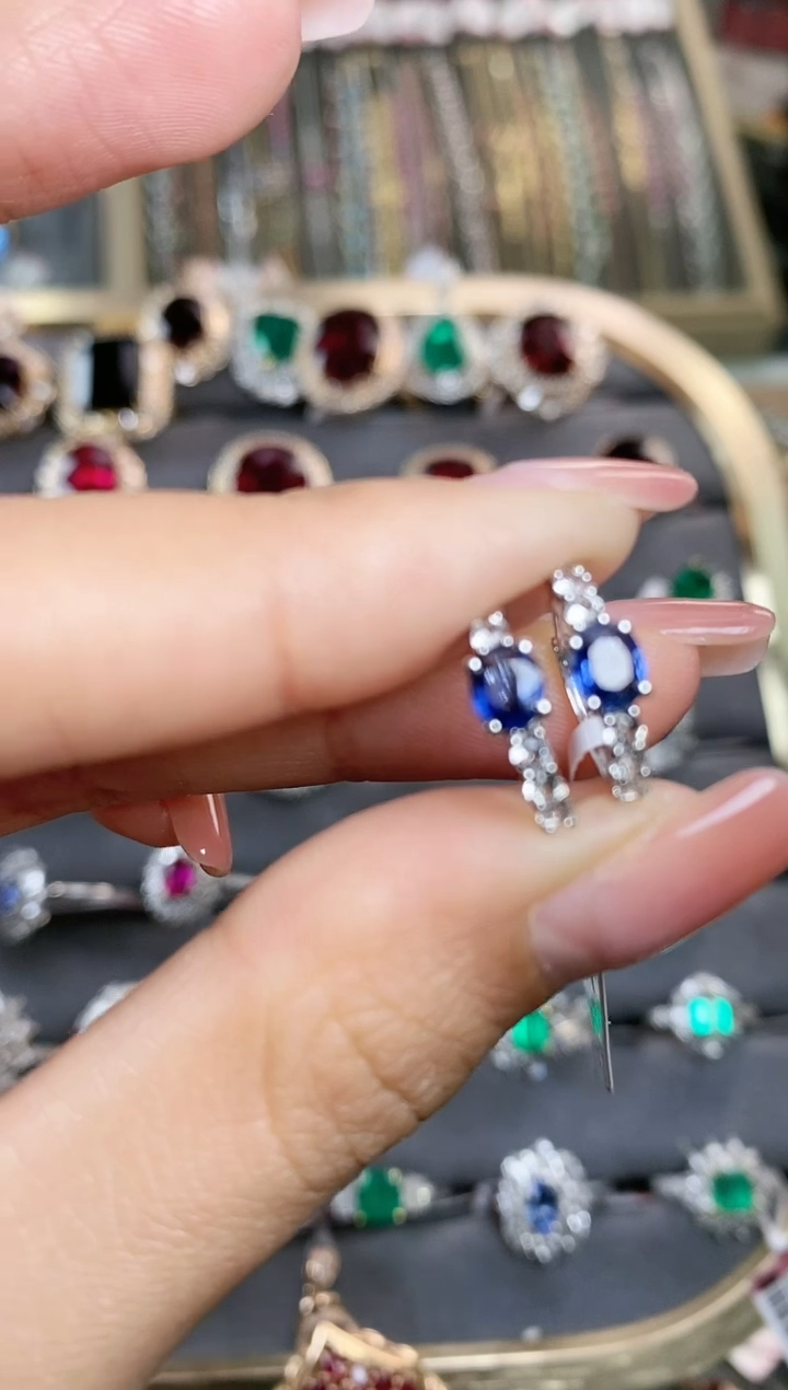 【闪购商品】蓝宝石耳饰18K金镶嵌一对