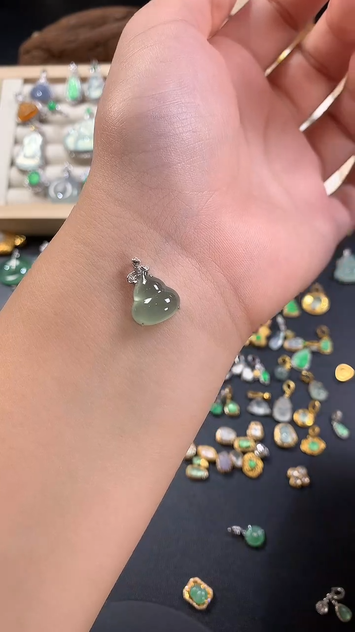 颈饰18K金镶嵌翡翠葫芦