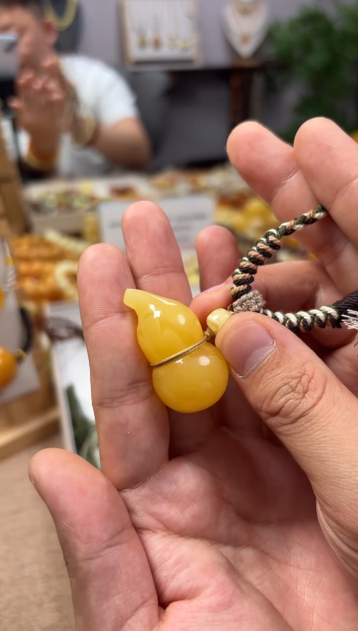【闪购商品】蜜蜡裸石未镶嵌葫芦
