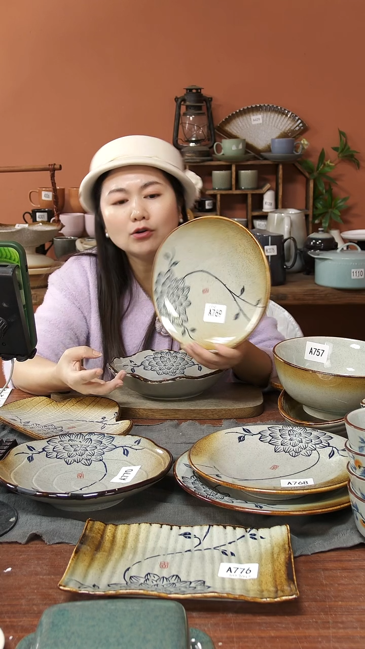 陶瓷A769 一只手绘蓝莲花圆盘23*3微瑕