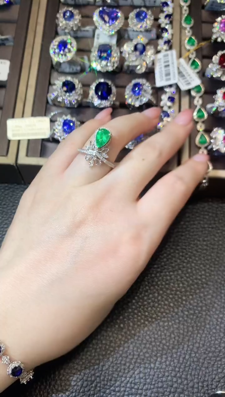 【闪购商品】祖母绿戒指18K金镶嵌F43 